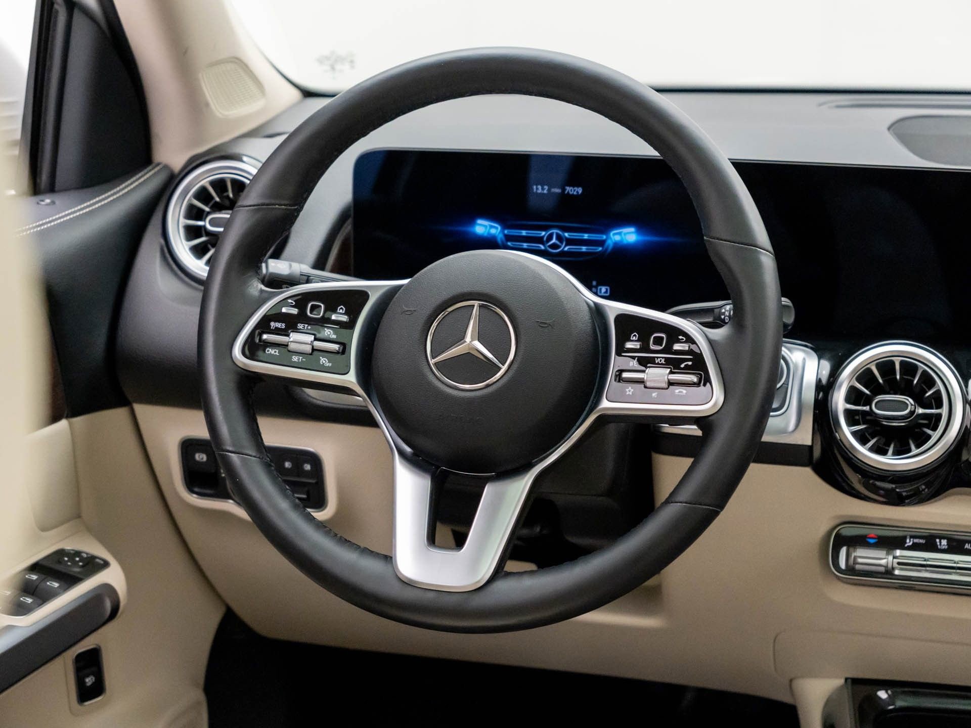 Used 2022 Mercedes-Benz GLB 250 4MATIC w/ Premium Package Lite image 12