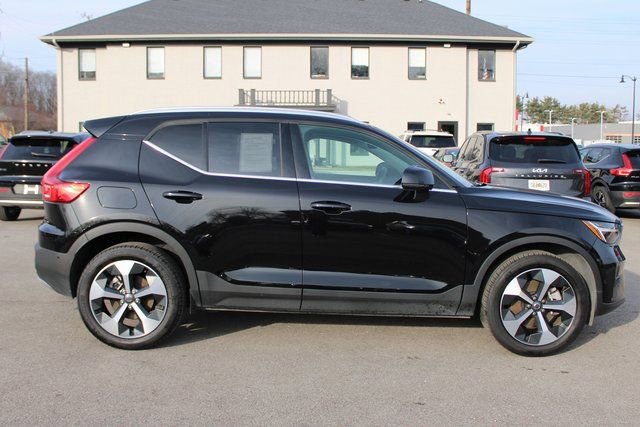 Used 2025 Volvo XC40 B5 Plus image 6