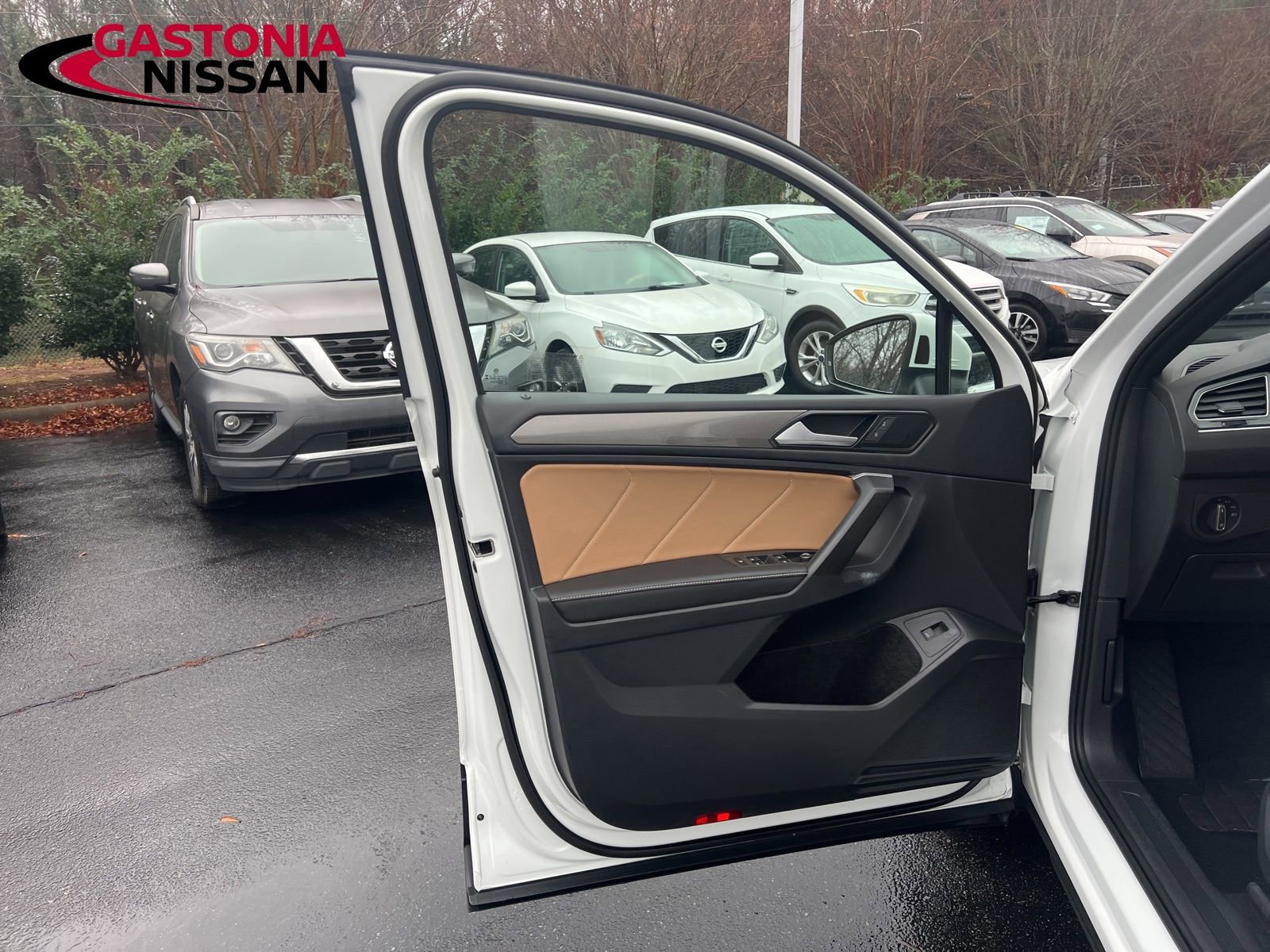 Used 2024 Volkswagen Tiguan SE image 37