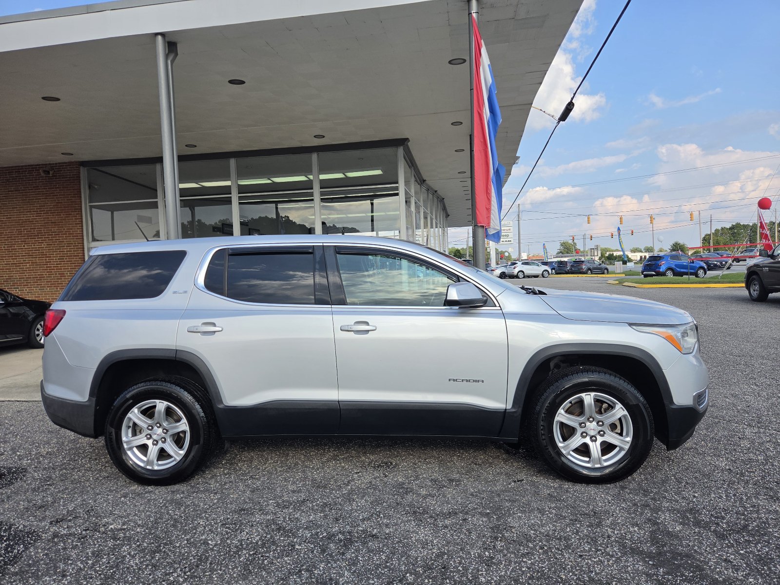 Used 2018 GMC Acadia SLE w/ LPO, Floor Liner Package FWD image 4