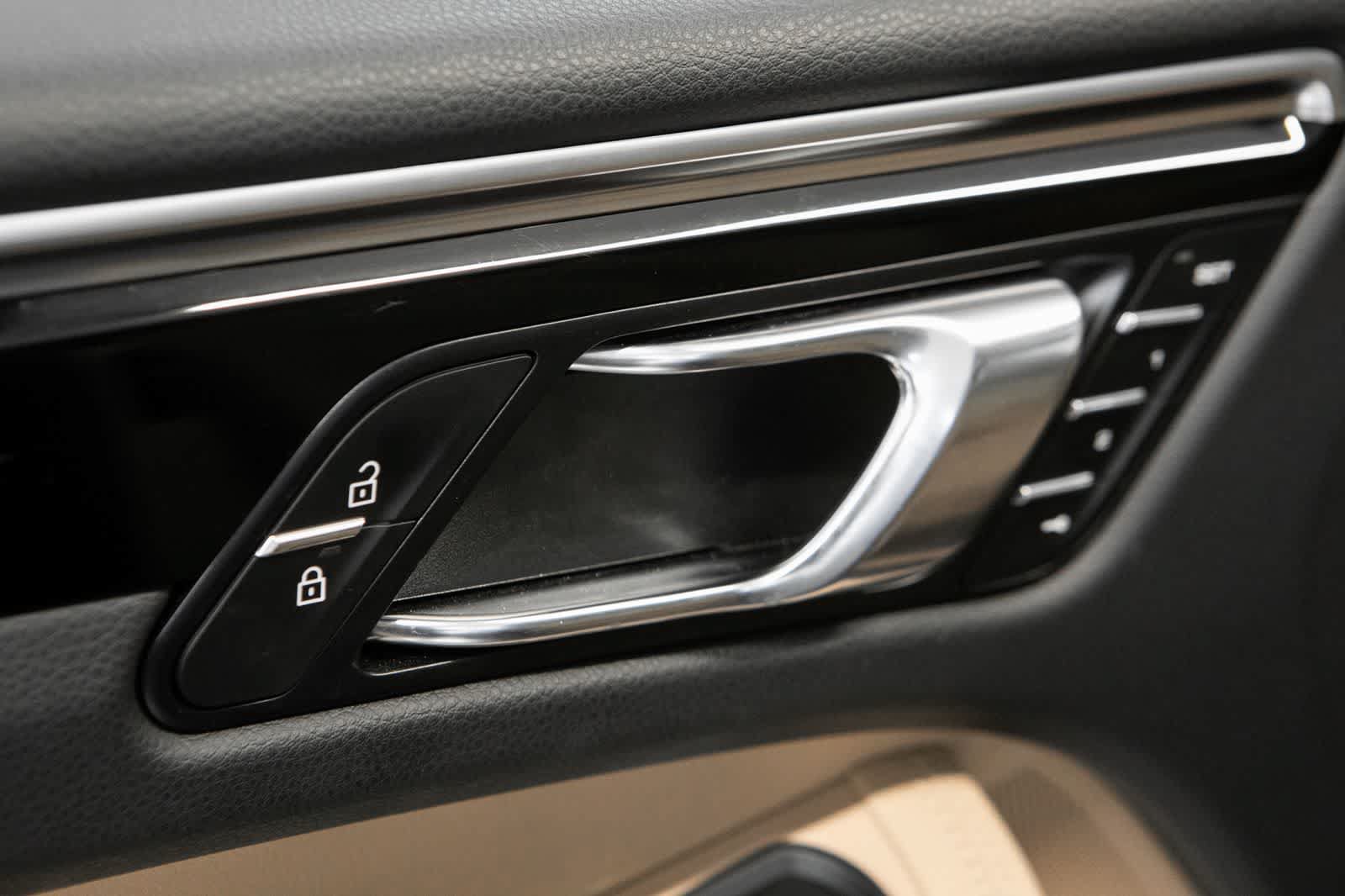 Certified 2024 Porsche Macan AWD/4WD image 21