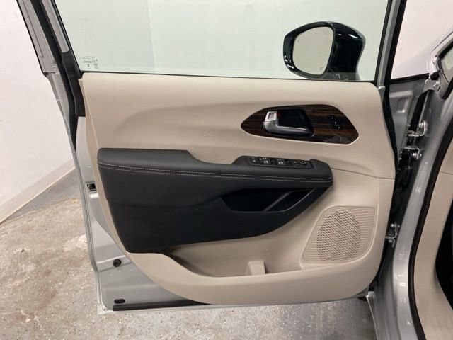 Used 2024 Chrysler Pacifica Limited image 21