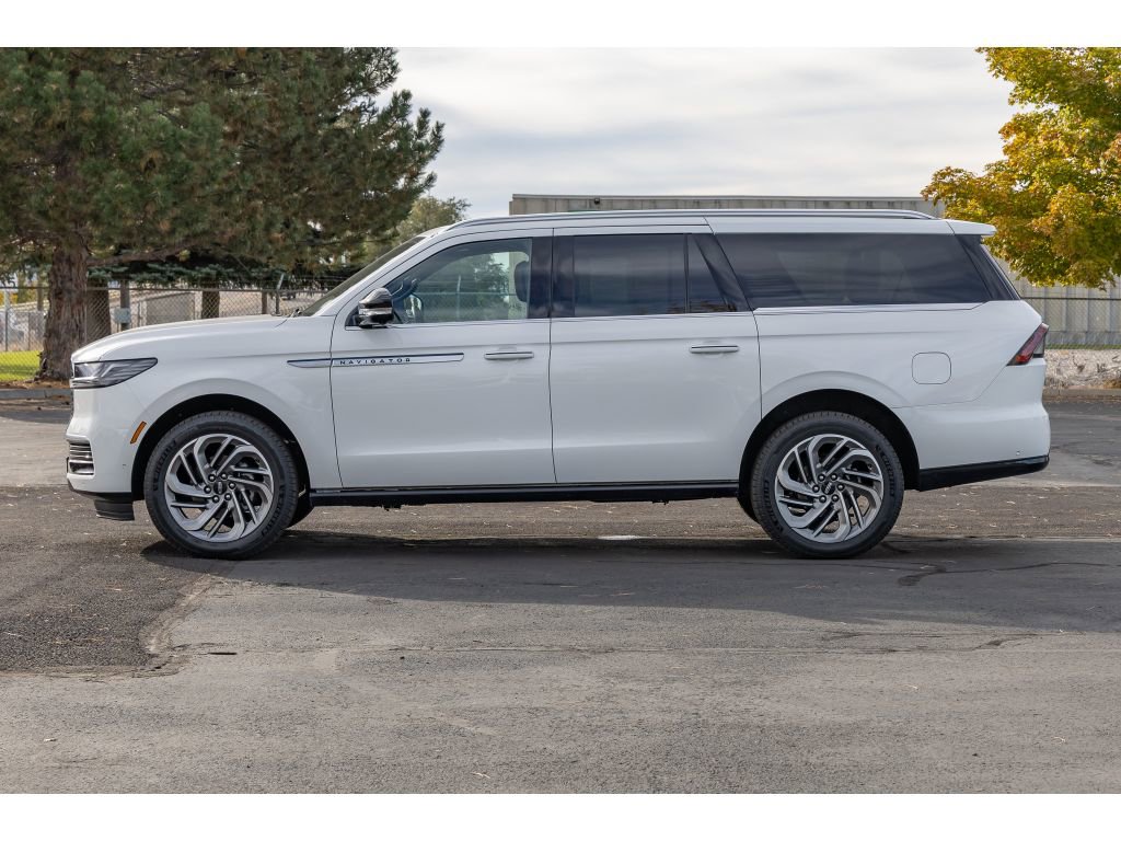 Used 2025 Lincoln Navigator L Reserve image 6