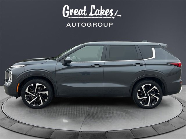 Used 2024 Mitsubishi Outlander SE image 2