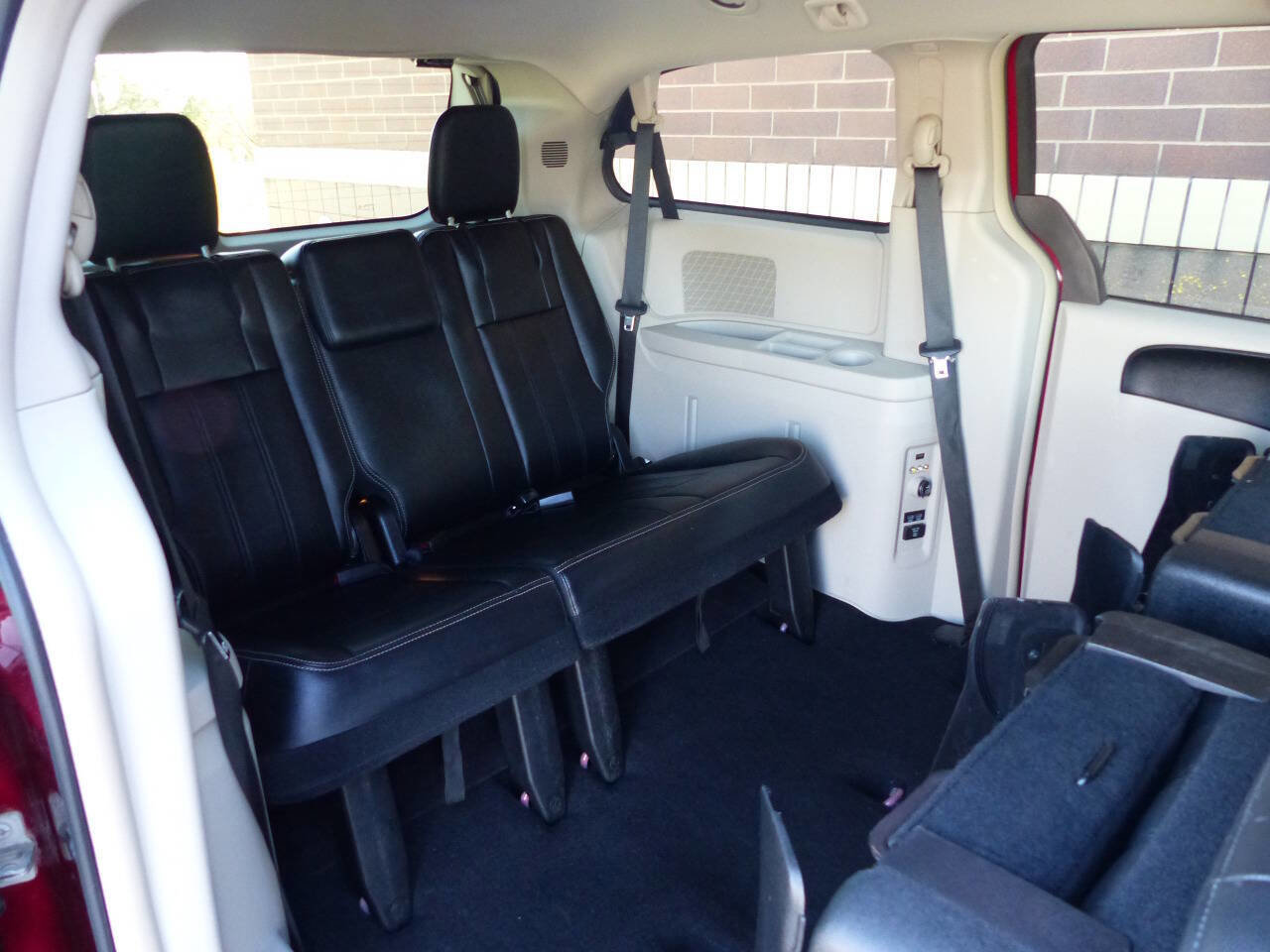 Used 2014 Chrysler Town & Country Touring image 37