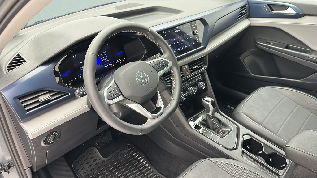 Used 2024 Volkswagen Taos SE w/ Panoramic Sunroof Package FWD image 12