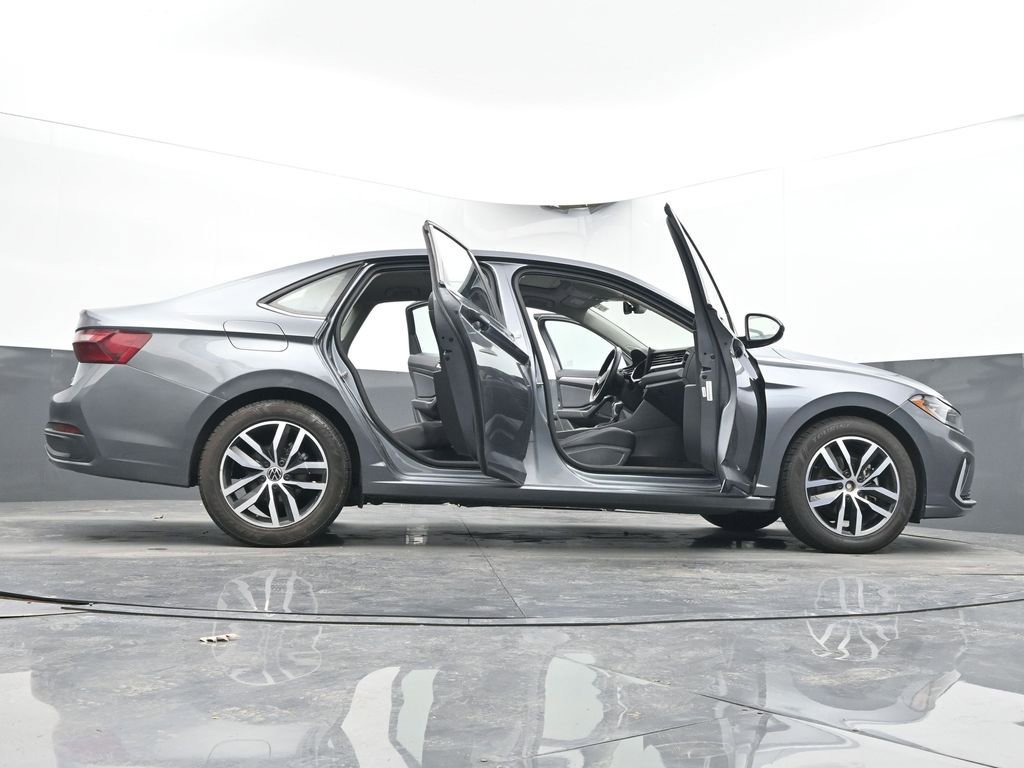 Used 2025 Volkswagen Jetta SE image 69