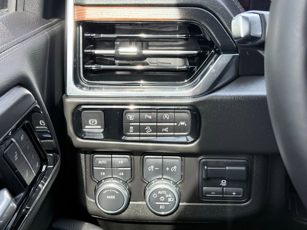 Used 2025 GMC Yukon Denali w/ Denali Reserve Package image 9