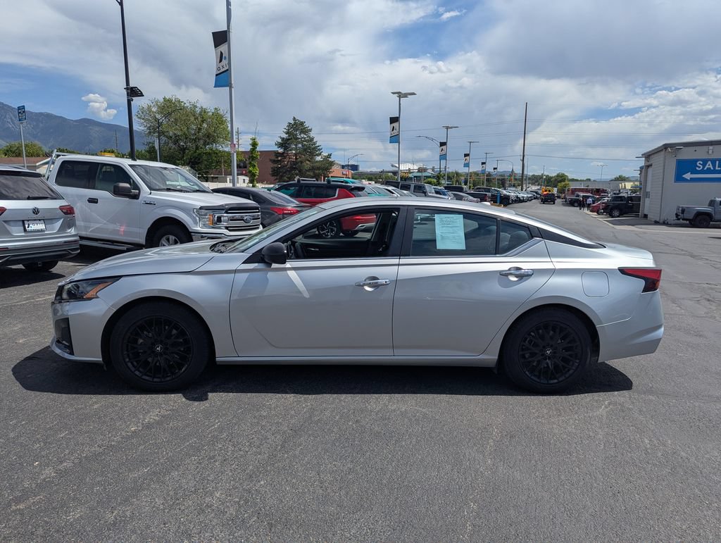 Used 2024 Nissan Altima 2.5 SV FWD image 8