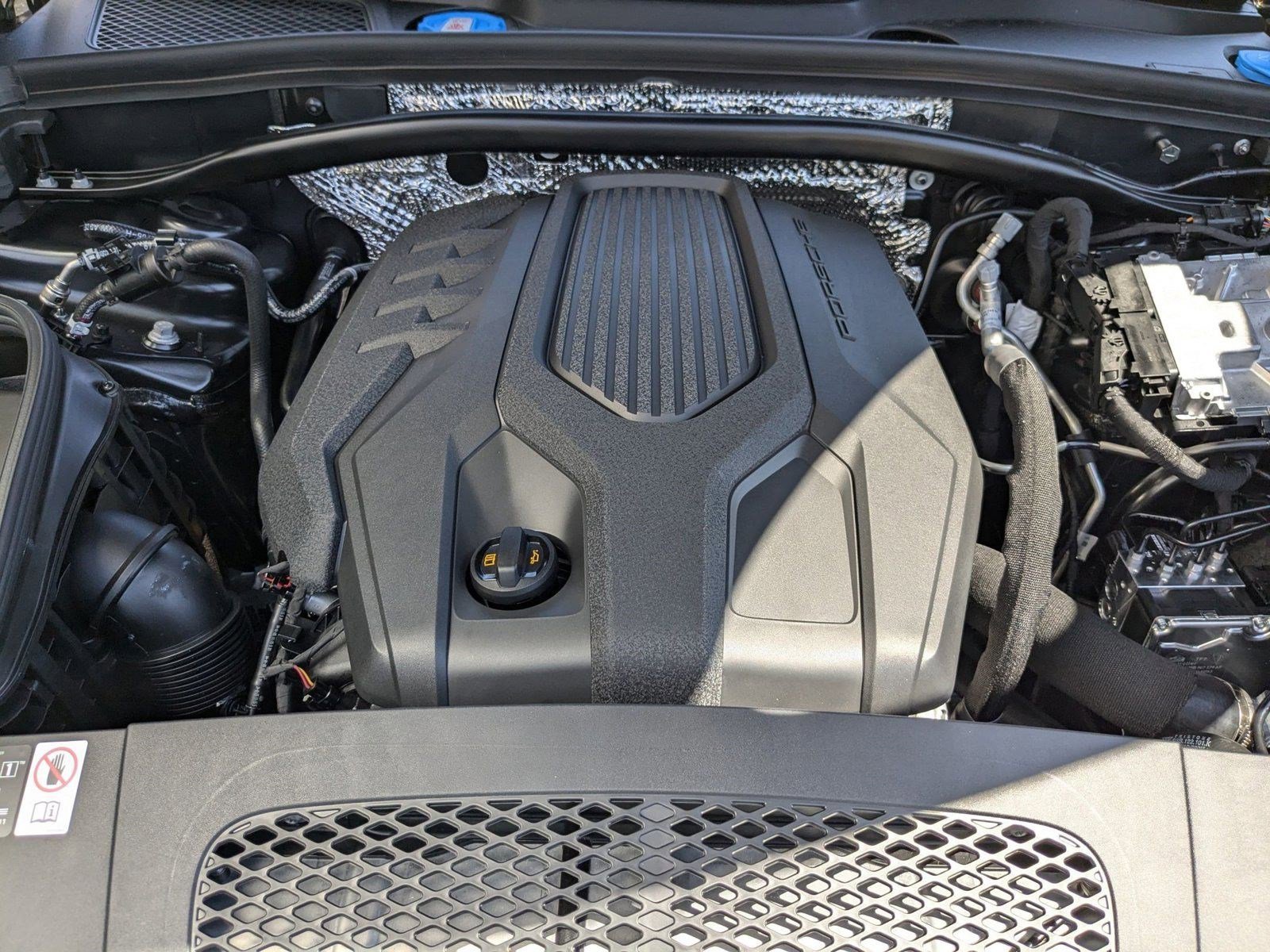 Certified 2025 Porsche Macan image 30