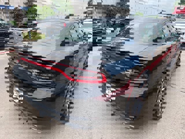 Used 2017 Dodge Charger SE RWD image 3