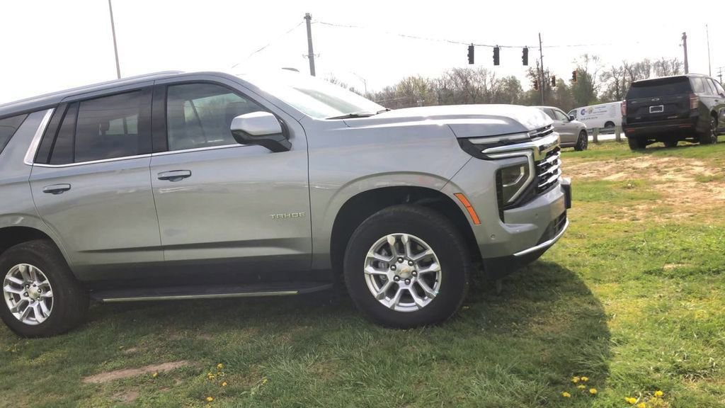 Used 2025 Chevrolet Tahoe LT AWD/4WD image 2
