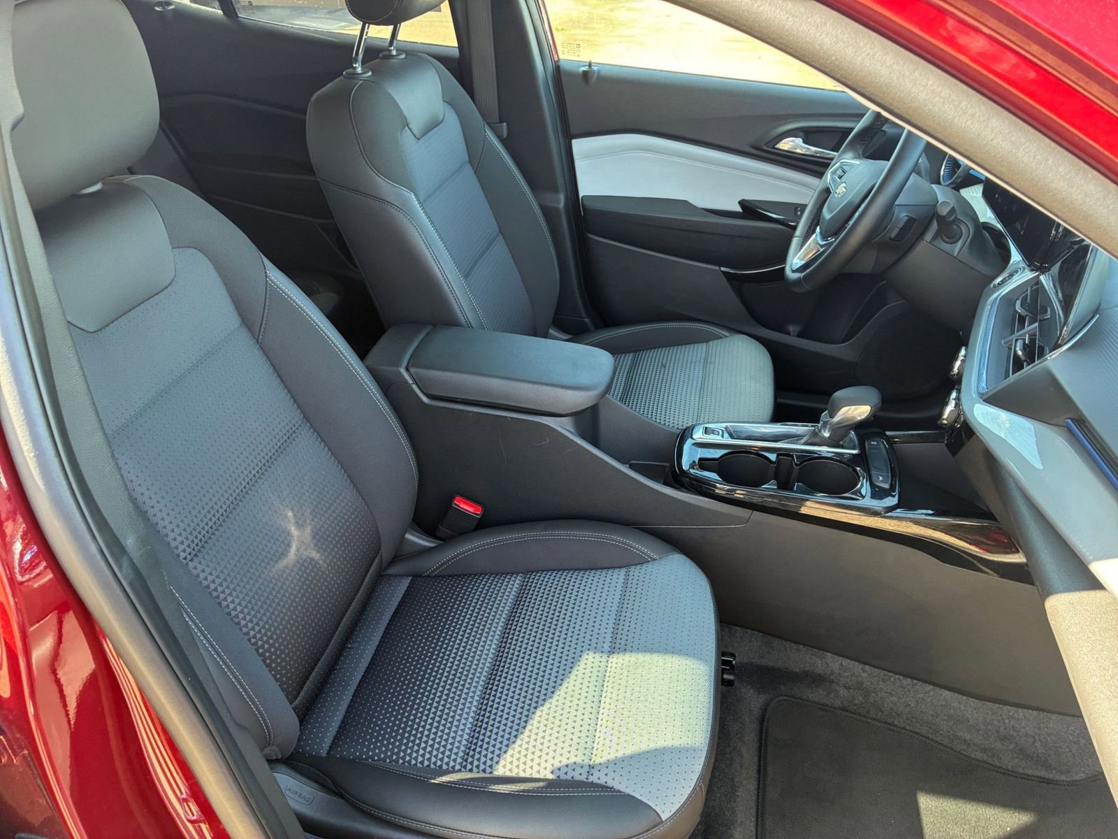 Used 2025 Chevrolet Trax LT w/ LT Convenience Package image 29