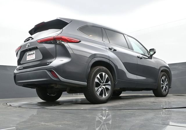 Used 2021 Toyota Highlander XLE FWD image 11