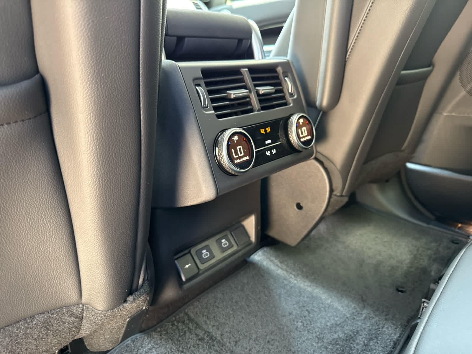 Used 2025 Land Rover Discovery S AWD/4WD image 17