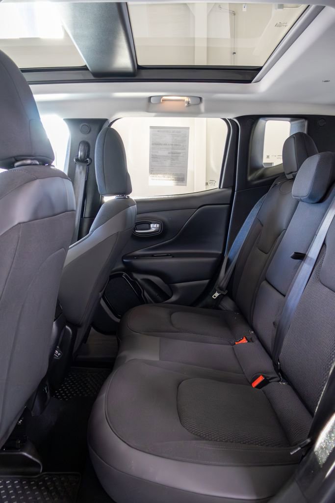 Used 2018 Jeep Renegade Altitude w/ Advanced Technology Group AWD/4WD image 14