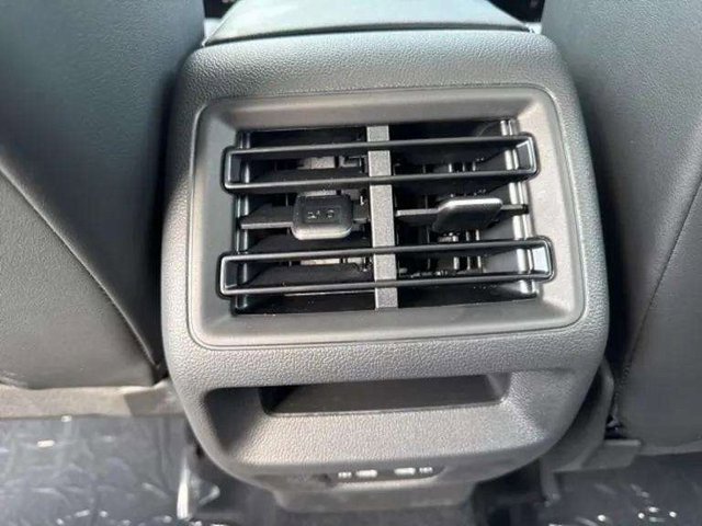 New 2025 Volkswagen Tiguan SE image 8