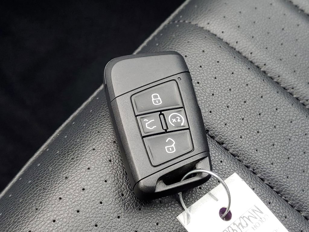 Used 2022 Volkswagen Tiguan SE R-Line image 33