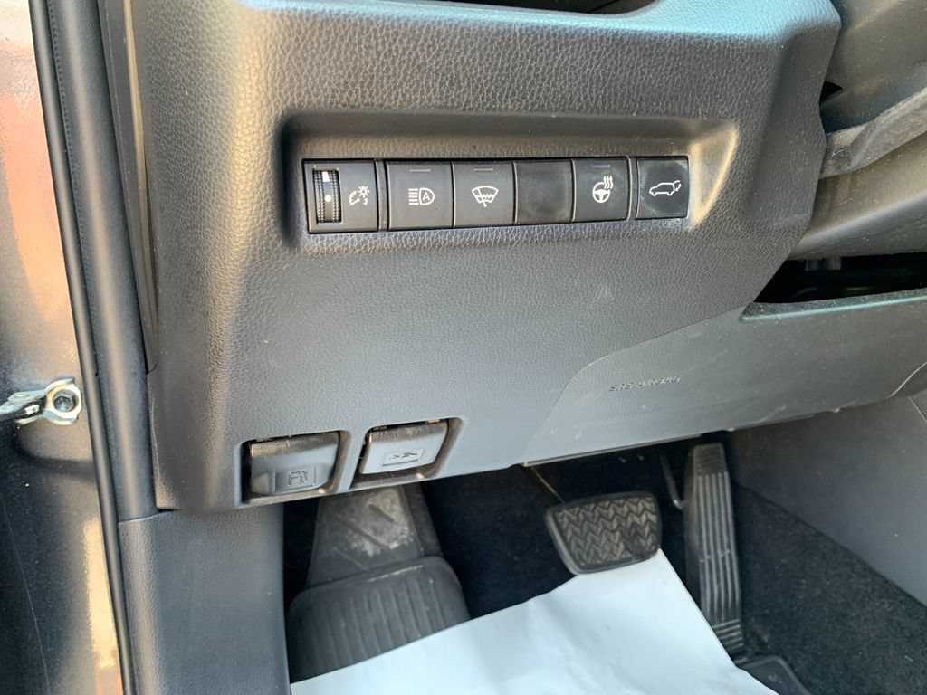 Used 2021 Toyota RAV4 XLE Premium AWD/4WD image 32
