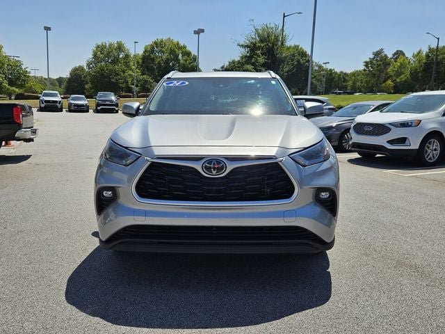 Used 2024 Toyota Highlander XLE FWD image 3