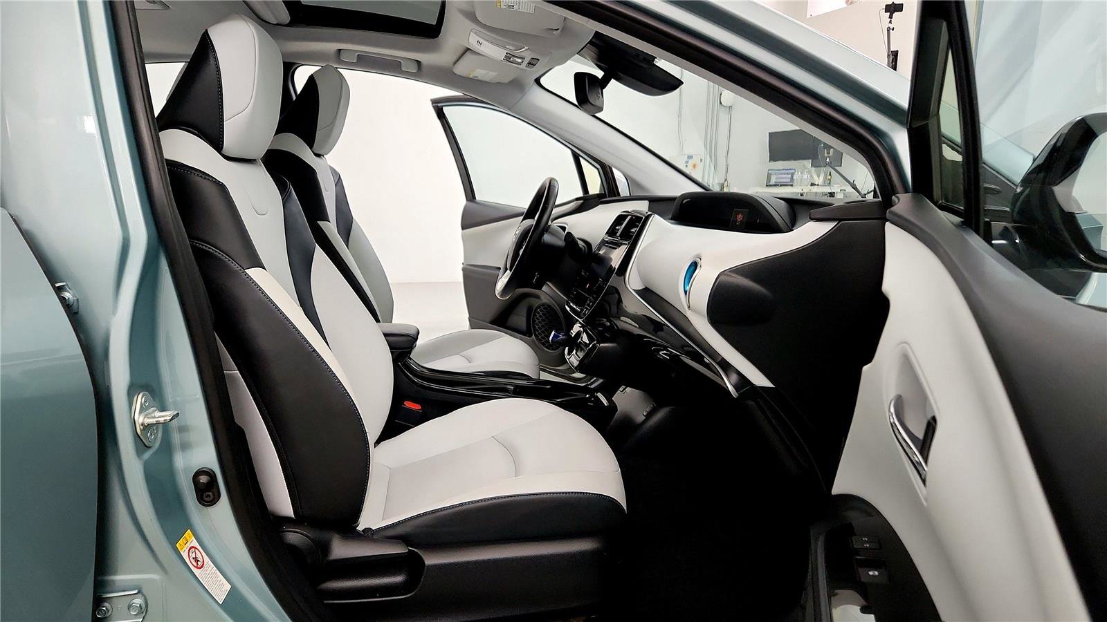 Used 2016 Toyota Prius Four image 17