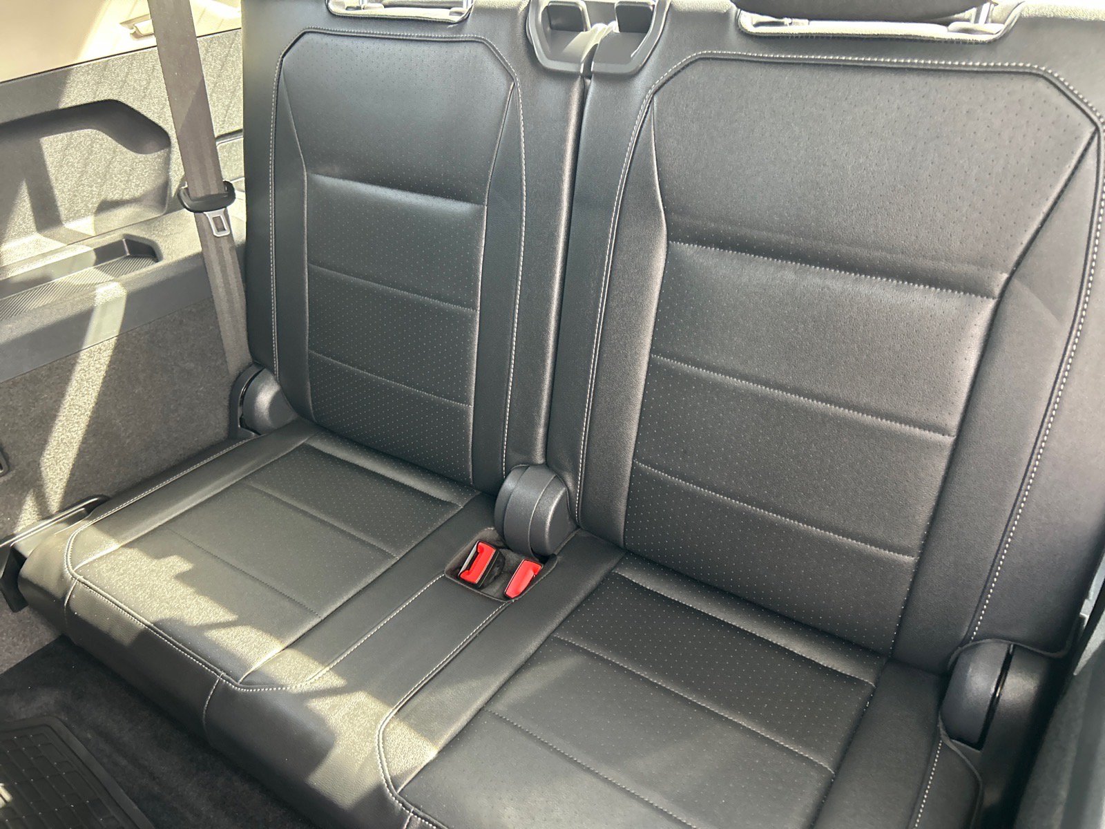 Used 2020 Volkswagen Tiguan SE w/ Panoramic Sunroof Package AWD/4WD image 11