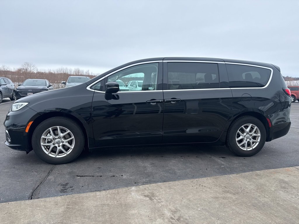 Used 2024 Chrysler Pacifica Touring-L image 4