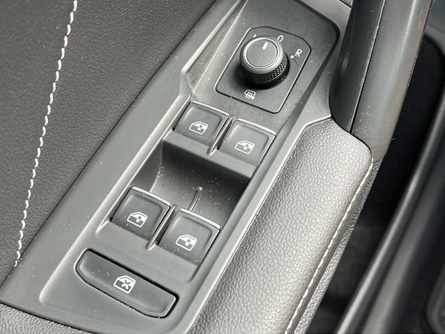 Used 2024 Volkswagen Tiguan SE AWD/4WD image 19