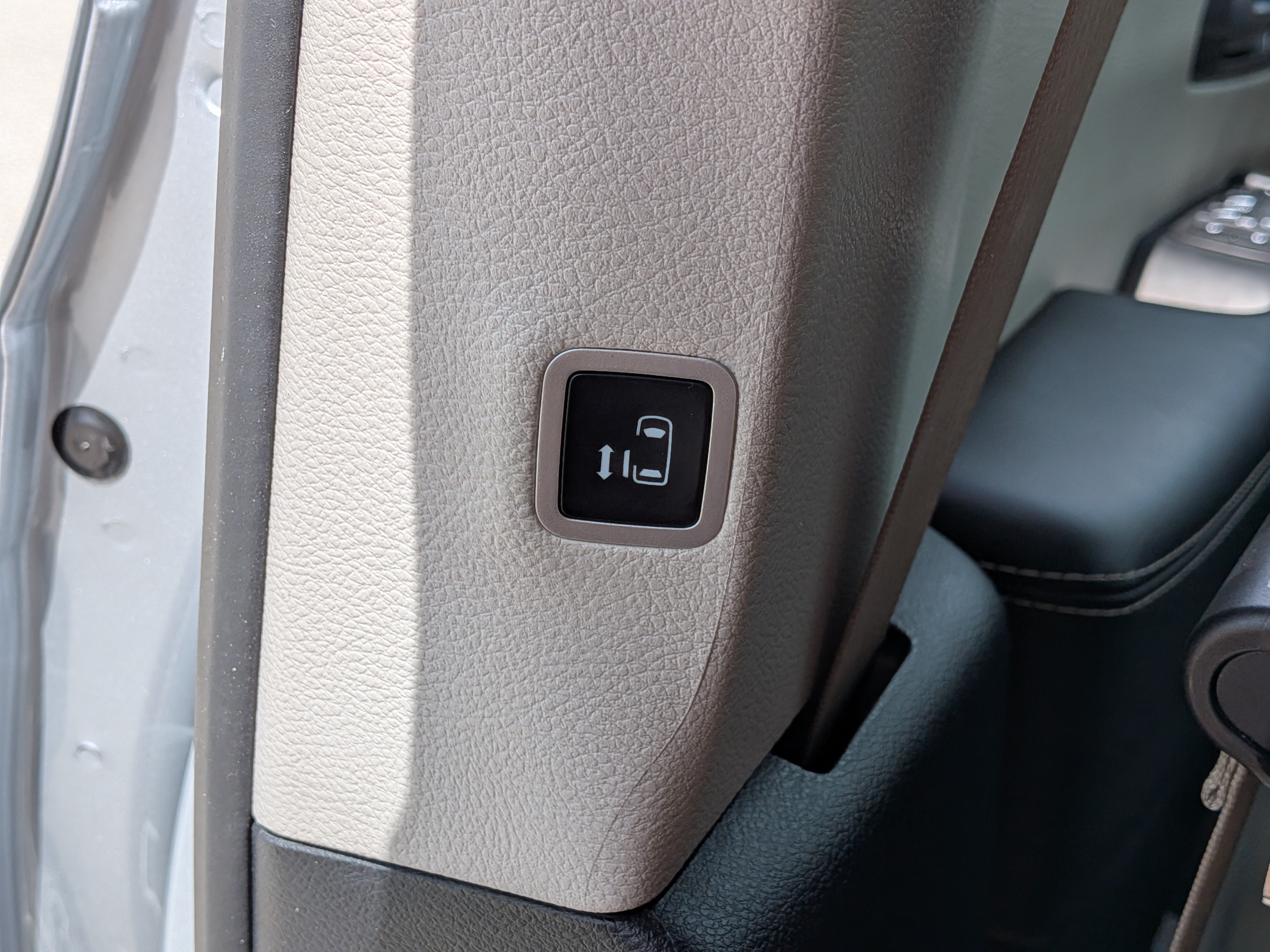 Used 2024 Chrysler Pacifica Limited FWD image 16