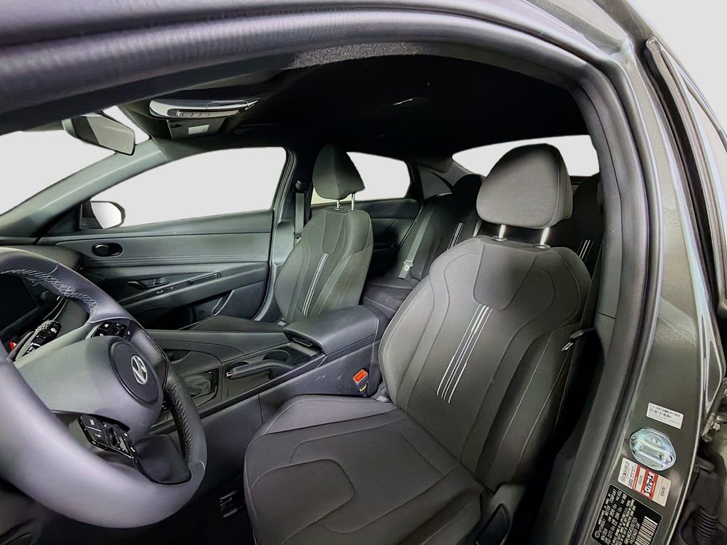 Used 2025 Hyundai Elantra Sport image 13