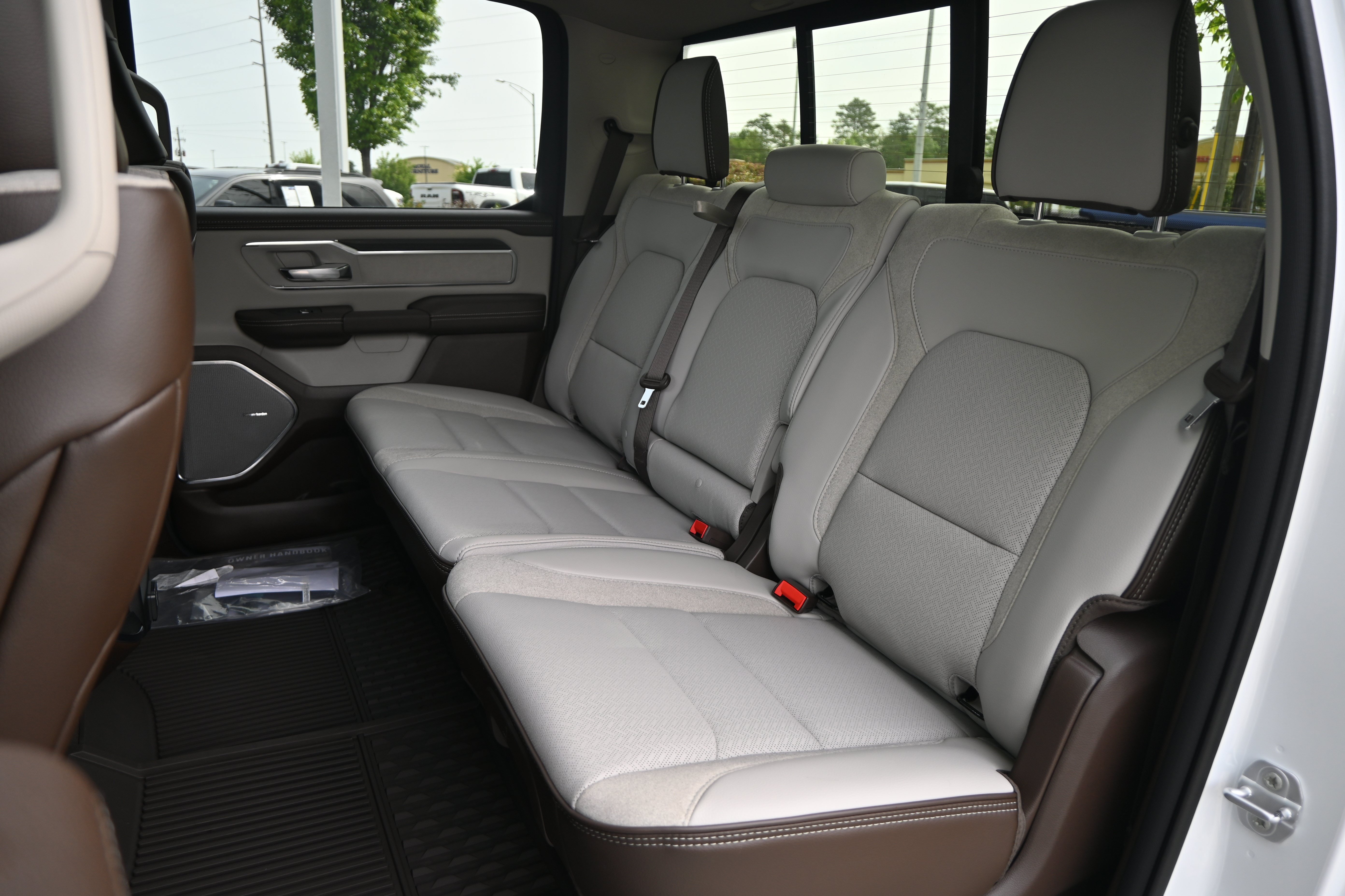 New 2026 RAM 1500 Laramie AWD/4WD image 33