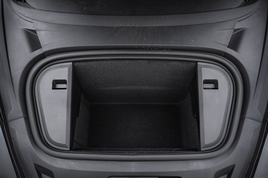 Certified 2025 Porsche Taycan AWD/4WD image 29