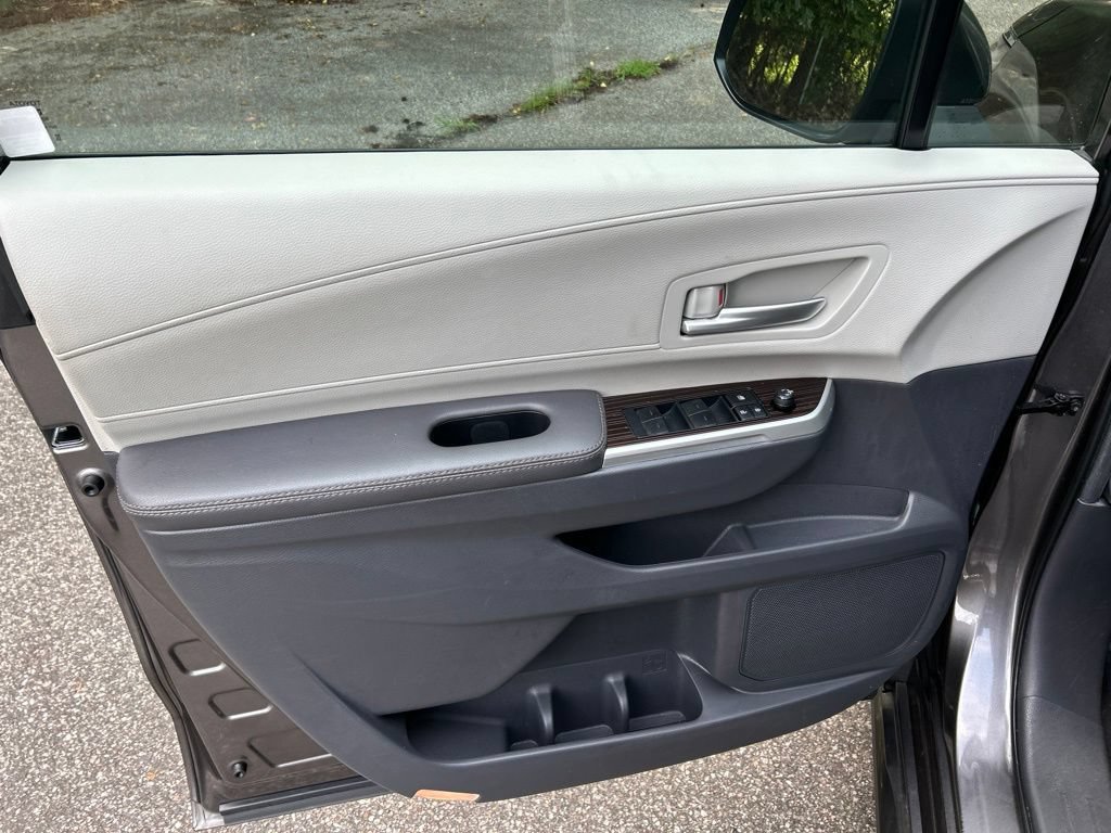 Used 2024 Toyota Sienna XLE FWD image 14