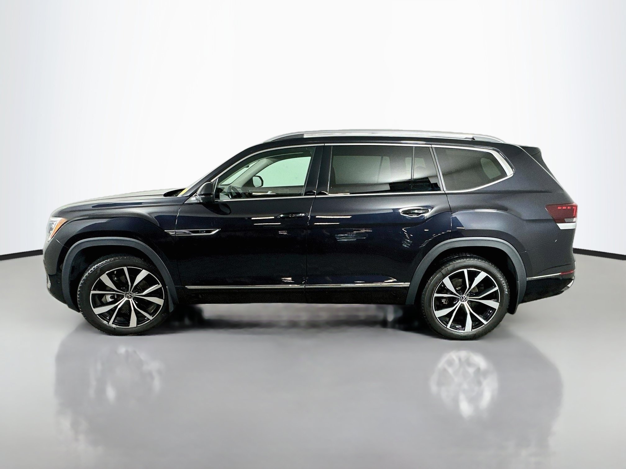 Used 2024 Volkswagen Atlas SEL Premium R-Line AWD/4WD image 4