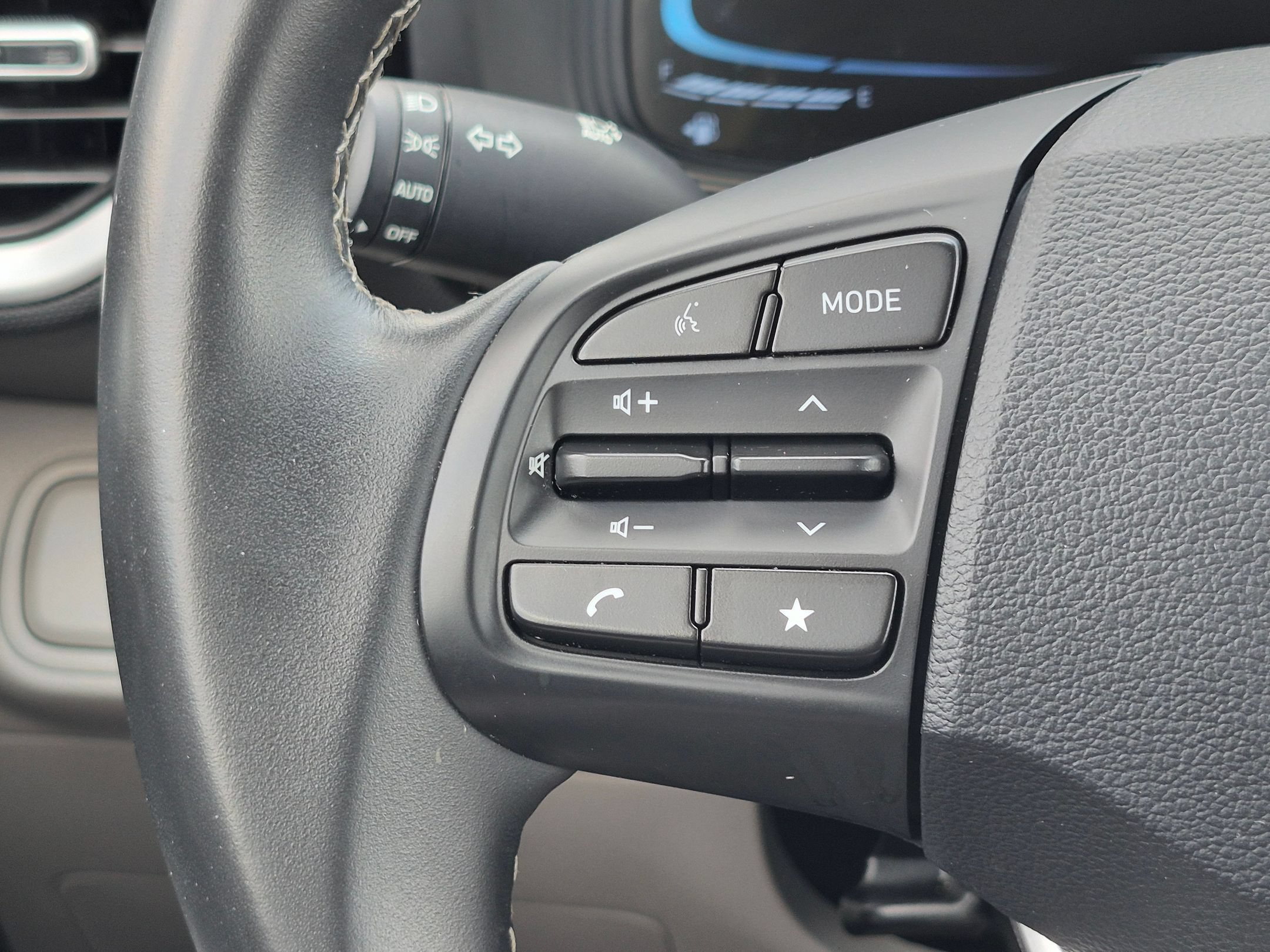Used 2025 Hyundai Venue SEL FWD image 18