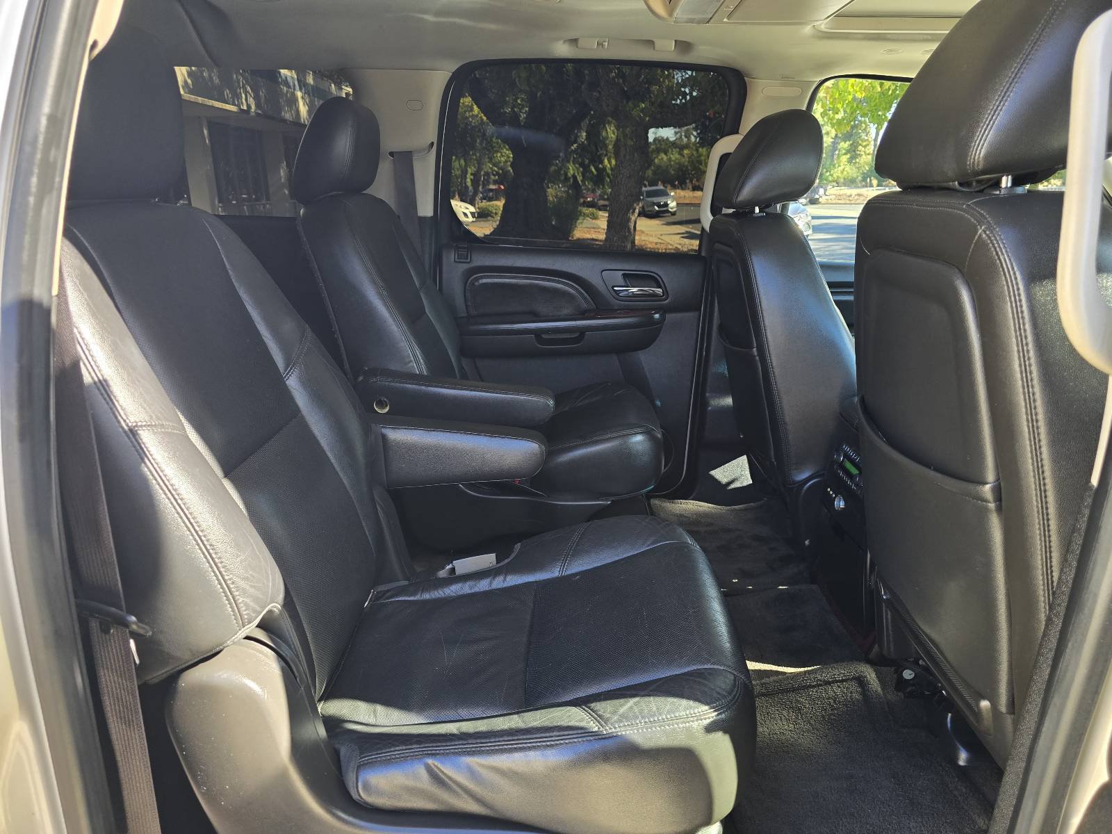 Used 2012 Cadillac Escalade ESV Premium AWD/4WD image 21