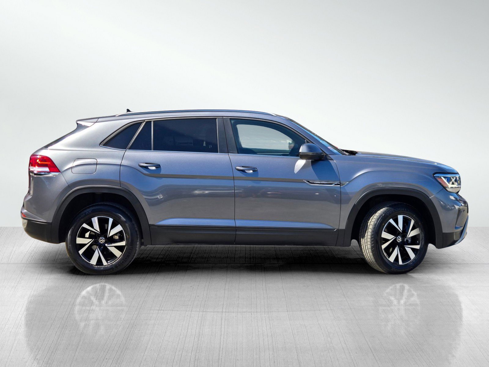 Used 2021 Volkswagen Atlas Cross Sport SE w/ Luggage Net & Mats Package AWD/4WD image 3