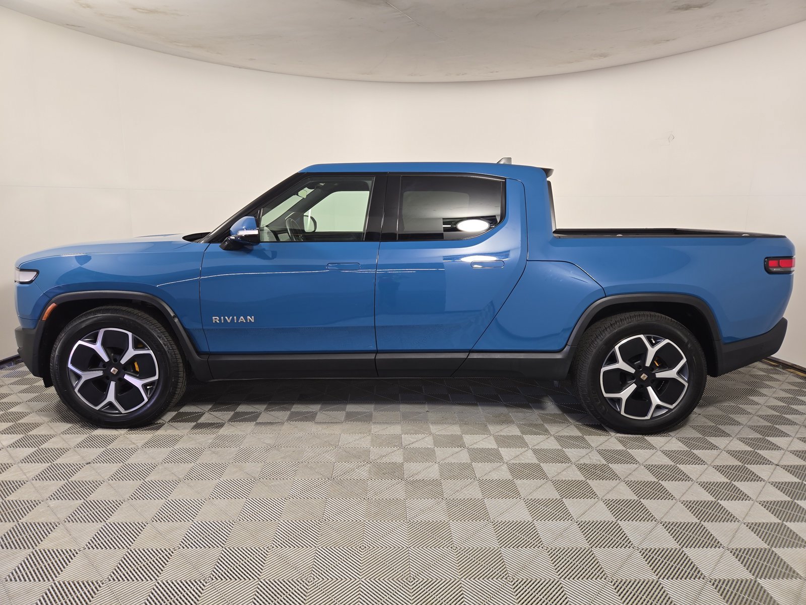 Used 2022 Rivian R1T Adventure AWD/4WD image 2