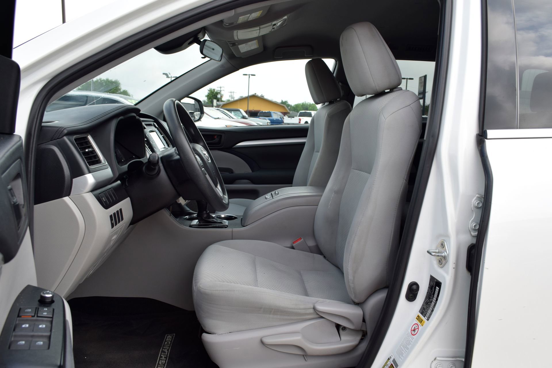 Used 2019 Toyota Highlander LE FWD image 18