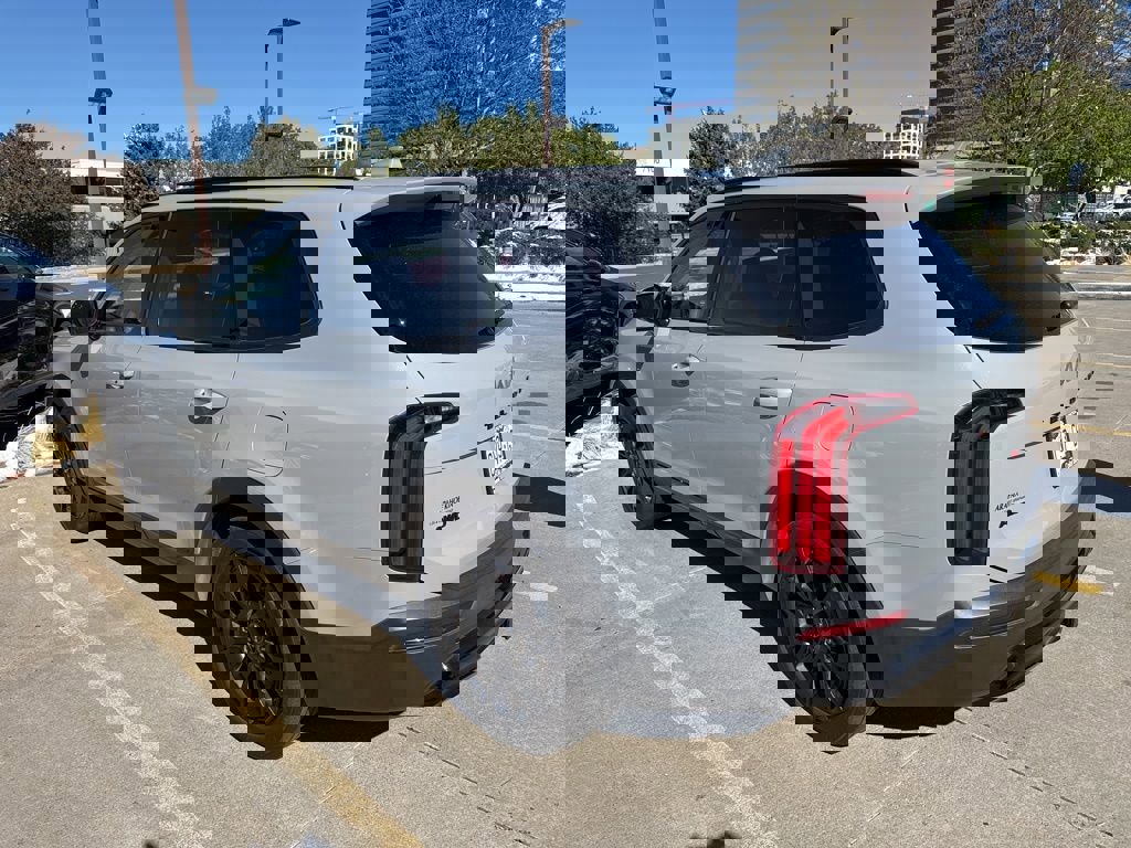 Used 2022 Kia Telluride SX w/ SX Prestige Package image 4