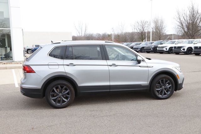 Used 2023 Volkswagen Tiguan SE image 2