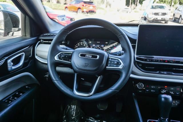 Used 2025 Jeep Compass Limited image 16