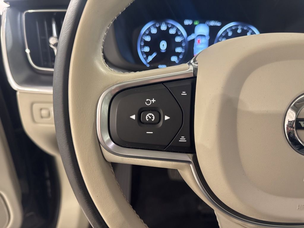 Used 2020 Volvo XC60 T5 Momentum w/ Protection Package image 9