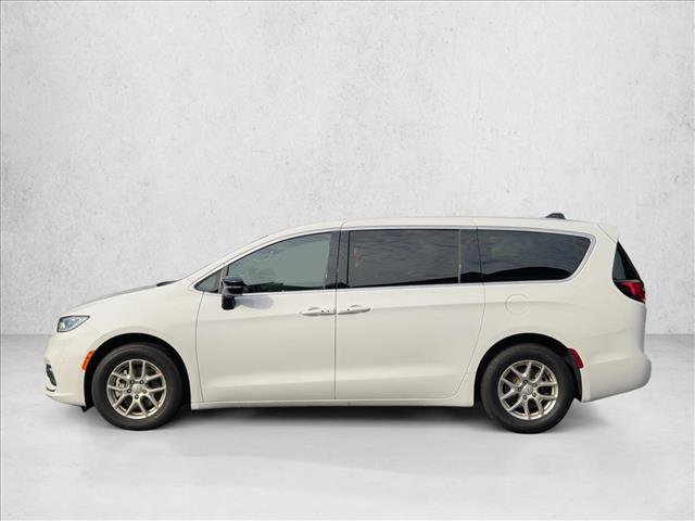 Used 2025 Chrysler Pacifica Select FWD image 8