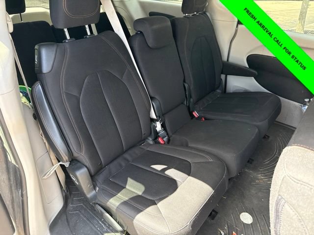 Used 2017 Chrysler Pacifica Touring FWD image 16
