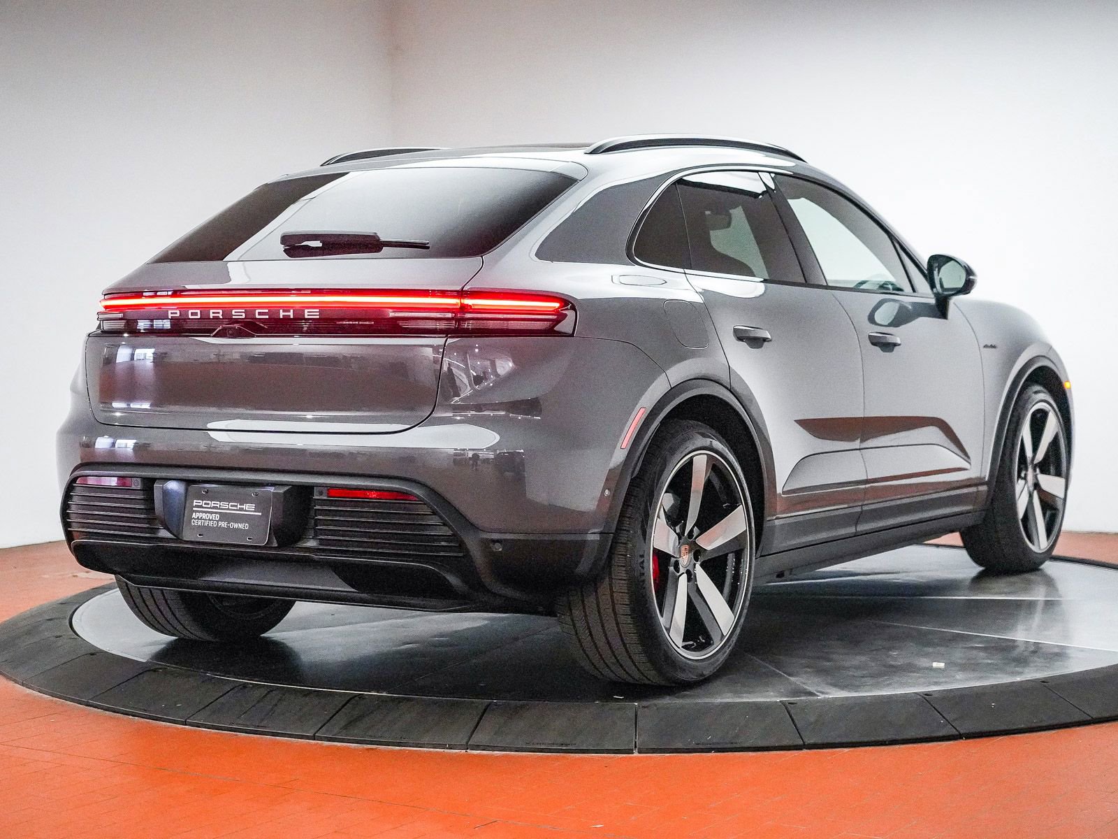 Certified 2025 Porsche Macan 4S Electric AWD/4WD image 8