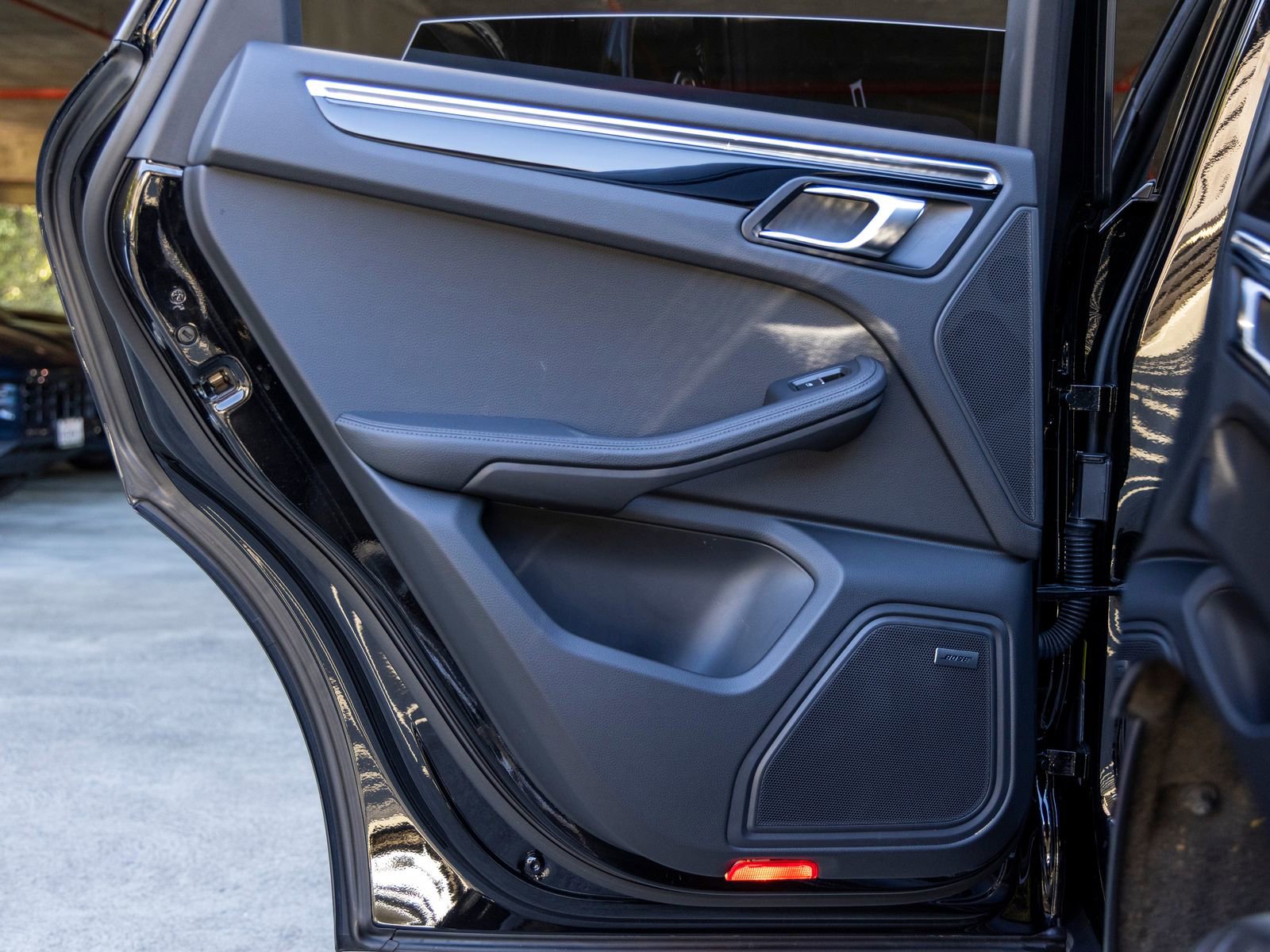 Certified 2025 Porsche Macan AWD/4WD image 42