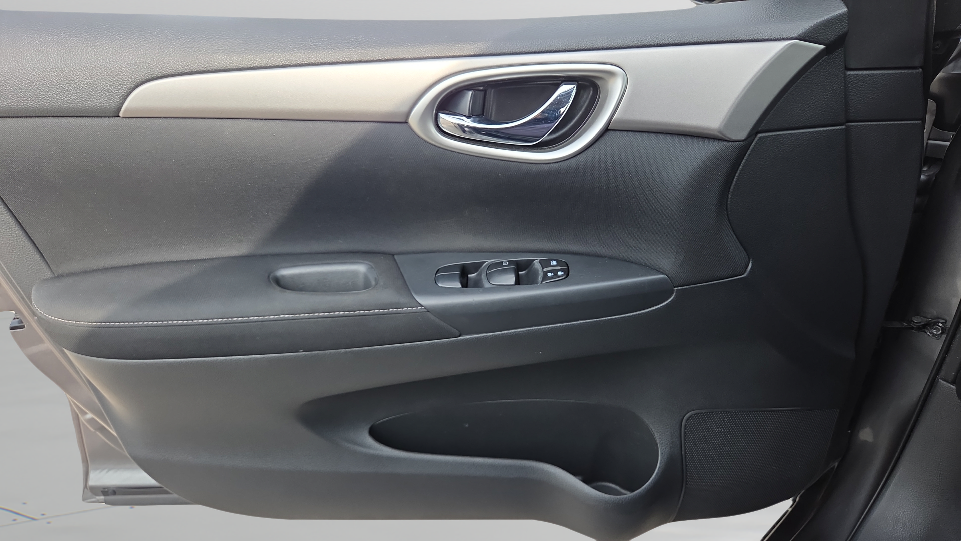 Used 2015 Nissan Sentra SV FWD image 32
