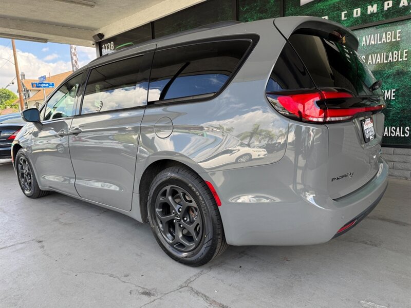 Used 2021 Chrysler Pacifica Limited w/ S Appearance Package image 4