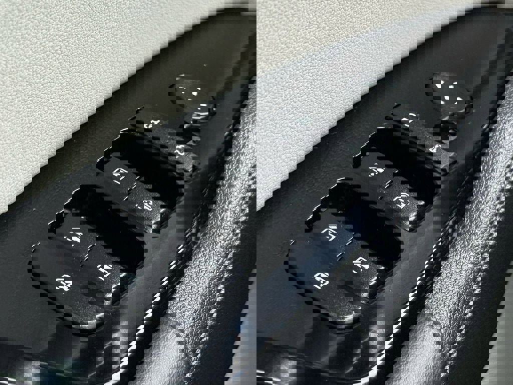 Used 2025 Kia Sportage EX w/ Premium Package image 17